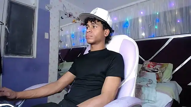 Snapshot of Santy_bigcock_01 chatting on 05/24/26, 03:33 Santy bigcock 01 online show from 05/24/26, 03:33