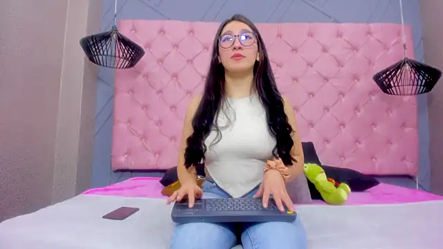 Mia Horney online show from 12/02/25, 12:21