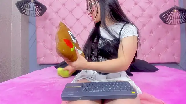 Mia Horney online show from 12/22/25, 01:52