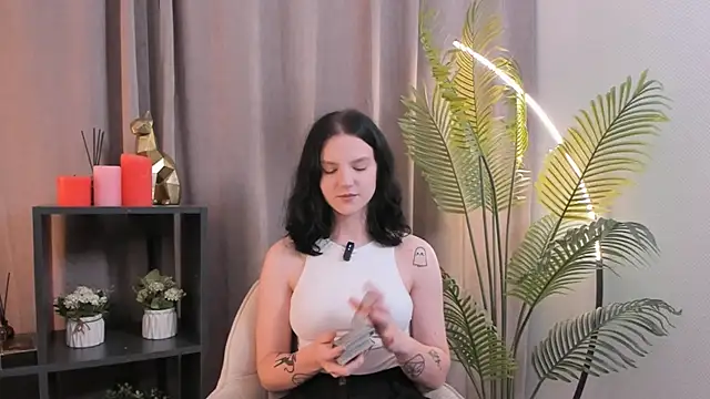 LatinaHuguenin online show from 11/08/25, 02:17