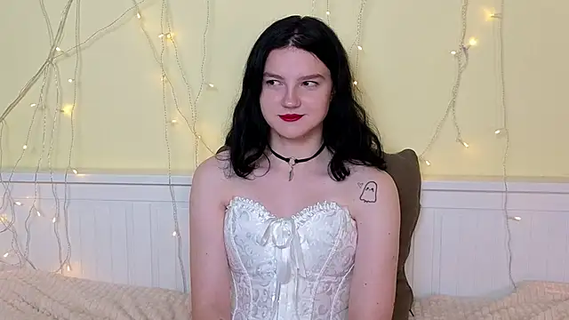 LatinaHuguenin online show from 11/17/25, 09:04