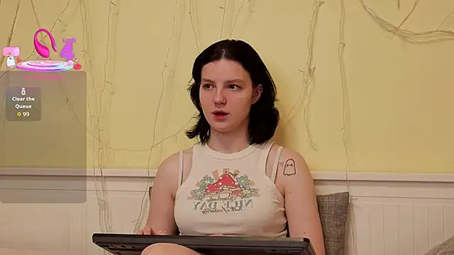 LatinaHuguenin online show from 12/02/25, 07:03