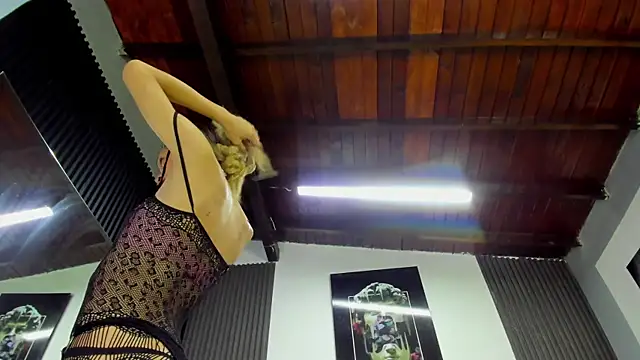 Caitlyn-Joness  online show from 04/06/26, 10:00