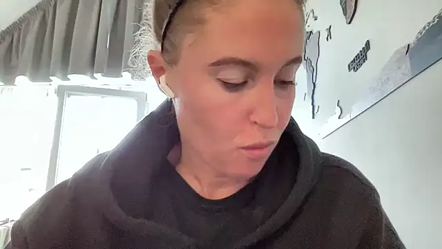 Ameli8 online show from 11/08/25, 01:22