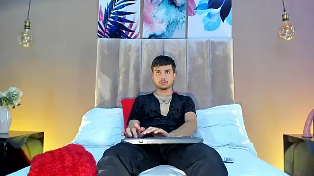 NicolasRey1 online show from 11/13/25, 04:22