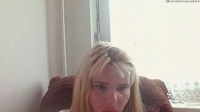 Snapshot of HornyElena chatting on 05/15/26, 12:01 HornyElena online show from 05/15/26, 12:01