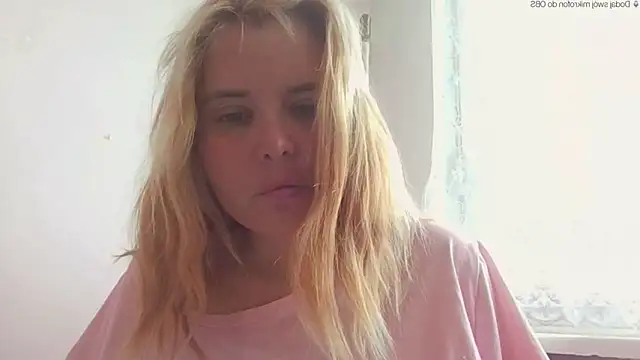 Snapshot of HornyElena chatting on 05/16/26, 04:06 HornyElena online show from 05/16/26, 04:06