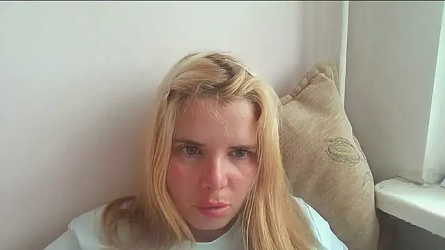 Snapshot of HornyElena chatting on 06/09/26, 03:23 HornyElena online show from 06/09/26, 03:23