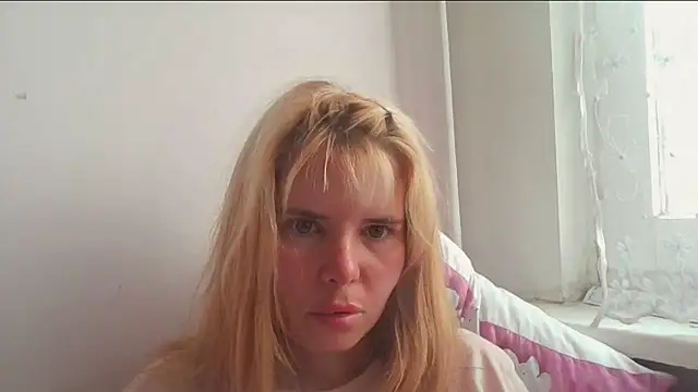 Snapshot of HornyElena chatting on 06/10/26, 03:22 HornyElena online show from 06/10/26, 03:22