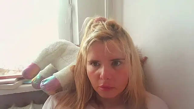 Snapshot of HornyElena chatting on 06/14/26, 01:13 HornyElena online show from 06/14/26, 01:13