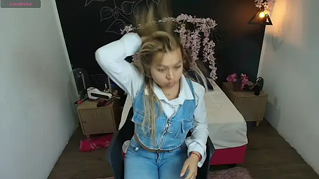 AriannaFox  online show from 11/12/25, 12:05