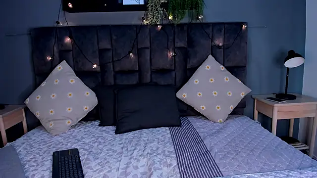 AnaVoss   online show from 11/18/25, 11:36