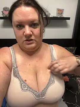 Snapshot of RealWoman84 chatting on 11/08/25, 03:34 RealWoman84 online show from 11/08/25, 03:34