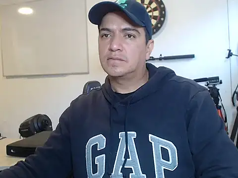 Snapshot of yayo_33 chatting on 11/06/25, 08:54 yayo 33 online show from 11/06/25, 08:54