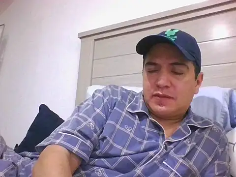 Snapshot of yayo_33 chatting on 11/10/25, 02:32 yayo 33 online show from 11/10/25, 02:32