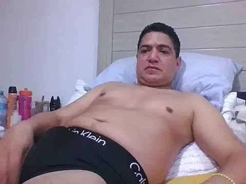 Snapshot of yayo_33 chatting on 11/23/25, 04:12 yayo 33 online show from 11/23/25, 04:12