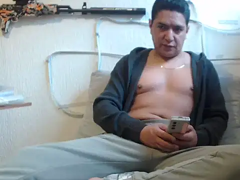 Snapshot of yayo_33 chatting on 12/15/25, 08:13 yayo 33 online show from 12/15/25, 08:13