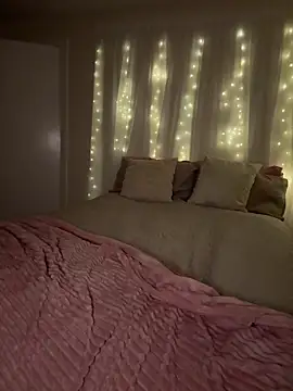 Snapshot of LillieMaee chatting on 03/18/26, 09:18 LillieMaee online show from 03/18/26, 09:18