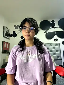 Snapshot of _vaiolet_owo chatting on 11/08/25, 05:18 vaiolet owo online show from 11/08/25, 05:18