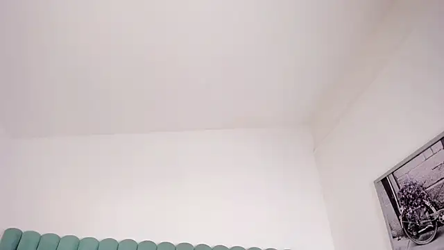 FrancescaSkuirt online show from 12/19/25, 08:43