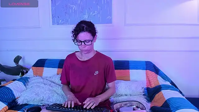 AliceMadnes online show from 12/19/25, 04:41