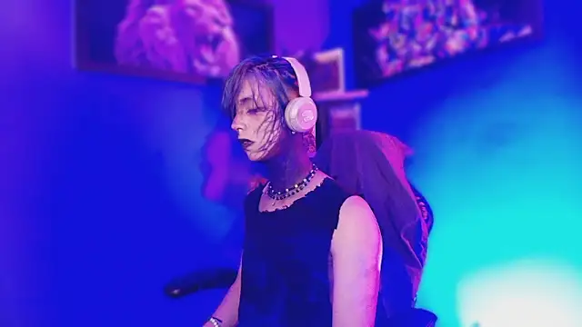 luxiel  online show from 03/24/26, 09:42