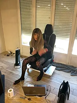 samia42 online show from 04/15/26, 08:10