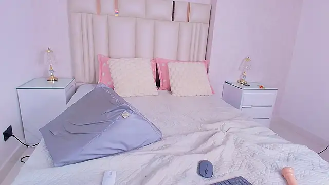 alanarose18 online show from 04/19/26, 07:16