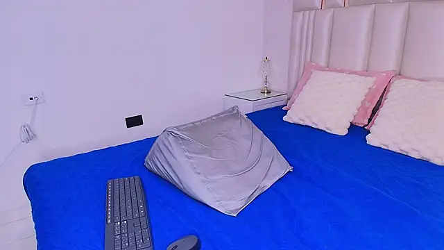 alanarose18 online show from 04/22/26, 07:15