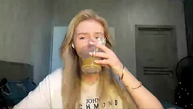 Snapshot of MoonlitCrystalia chatting on 06/30/26, 11:22 MoonlitCrystalia online show from 06/30/26, 11:22