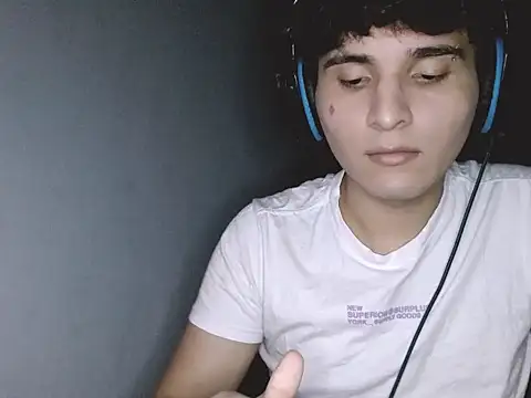 Snapshot of suggarboy03 chatting on 11/15/25, 04:21 suggarboy03 online show from 11/15/25, 04:21