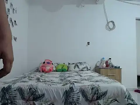 bellasarah2001 online show from 11/19/25, 10:10