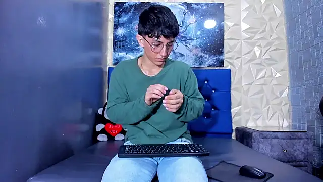 ElanGiraldo online show from 04/18/26, 09:48