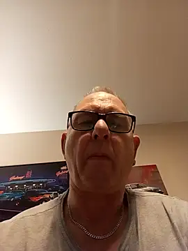 Snapshot of andy-1961 chatting on 11/18/25, 11:26 andy-1961 online show from 11/18/25, 11:26