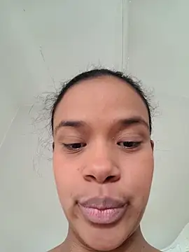 Snapshot of kyliecastell chatting on 11/14/25, 02:16 kyliecastell online show from 11/14/25, 02:16