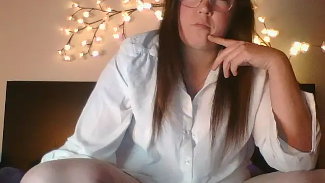 Snapshot of Persephone_CH_off chatting on 11/23/25, 08:19 Persephone CH off online show from 11/23/25, 08:19