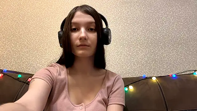 Snapshot of AurorAurora chatting on 12/16/25, 08:19 AurorAurora online show from 12/16/25, 08:19