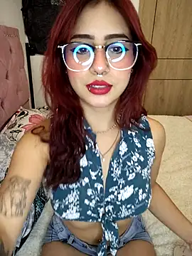 Snapshot of Sarah_Lark- chatting on 11/12/25, 01:06 Sarah Lark- online show from 11/12/25, 01:06