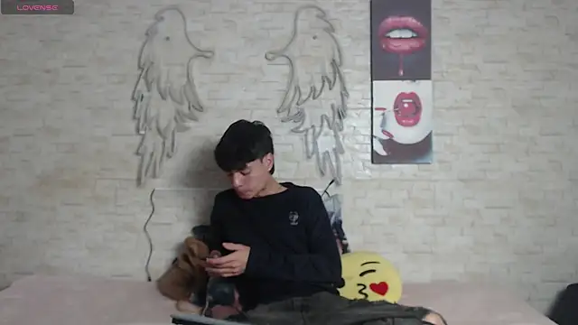 axel milo kairo and noa online show from 12/18/25, 01:06