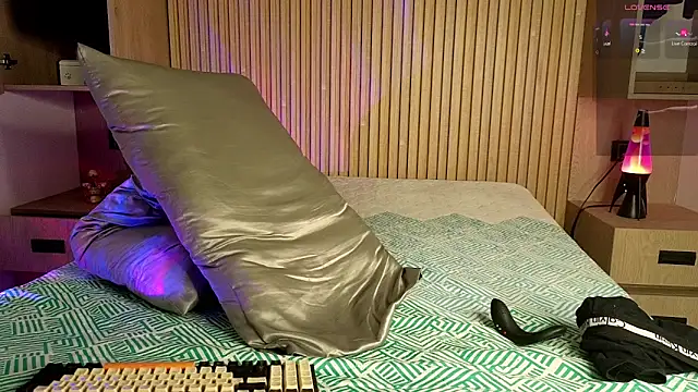 Snapshot of Danmaxwell_ chatting on 11/12/25, 05:30 Danmaxwell online show from 11/12/25, 05:30