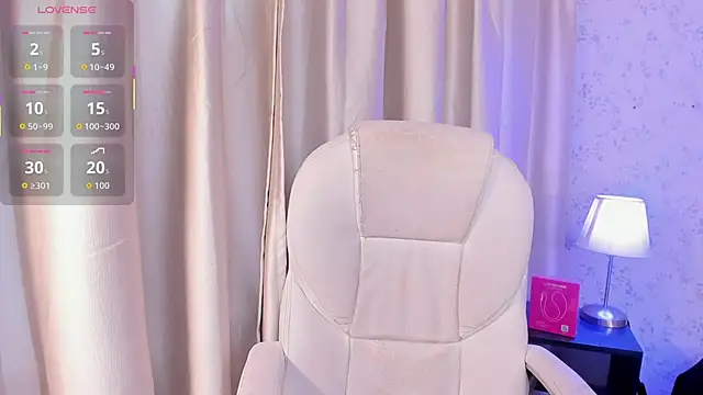 Snapshot of cleeo_nile chatting on 11/25/25, 04:01 cleeo nile online show from 11/25/25, 04:01