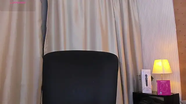 Snapshot of cleeo_nile chatting on 12/17/25, 05:13 cleeo nile online show from 12/17/25, 05:13