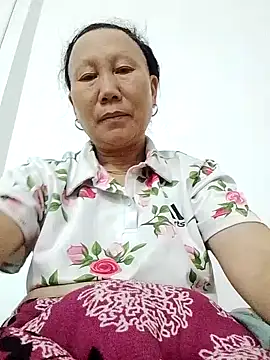 Snapshot of tomi-na chatting on 11/19/25, 07:19 tomi-na online show from 11/19/25, 07:19