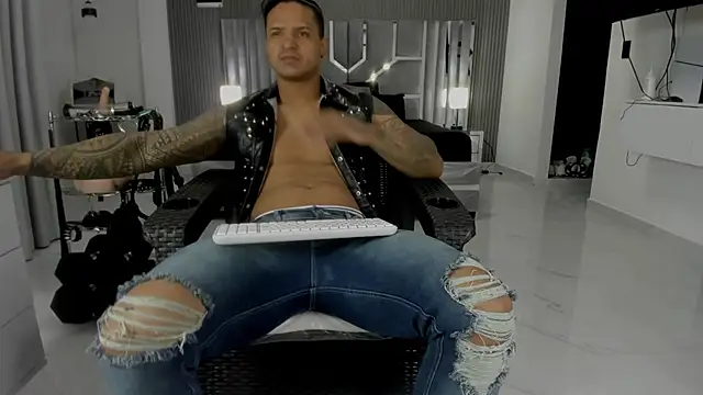 Snapshot of master_leather chatting on 06/25/26, 02:11 master leather online show from 06/25/26, 02:11