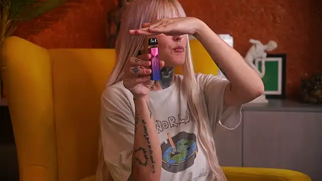 IsauraGarratt online show from 11/13/25, 12:15