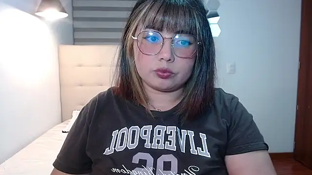 Snapshot of YiniBelle chatting on 11/24/25, 02:44 YiniBelle online show from 11/24/25, 02:44