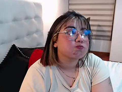 Snapshot of YiniBelle chatting on 12/23/25, 12:52 YiniBelle online show from 12/23/25, 12:52