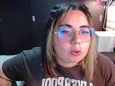 Snapshot of YiniBelle chatting on 03/09/26, 01:20 YiniBelle online show from 03/09/26, 01:20