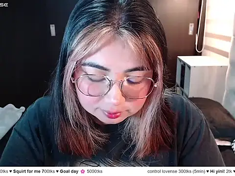 YiniBelle online show from 04/17/26, 02:47