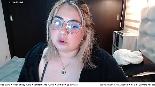 YiniBelle online show from 05/09/26, 02:39